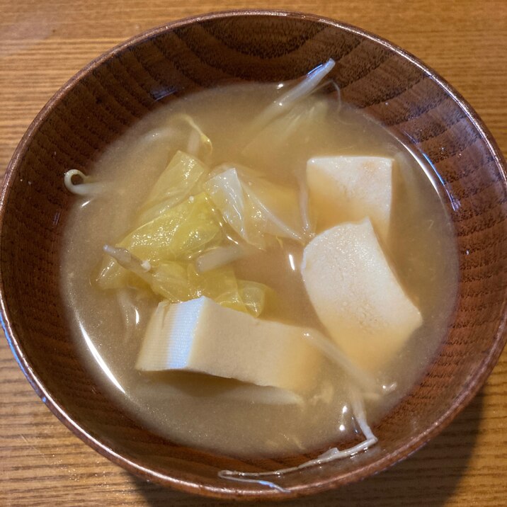 高野豆腐とキャベツもやしの味噌汁
